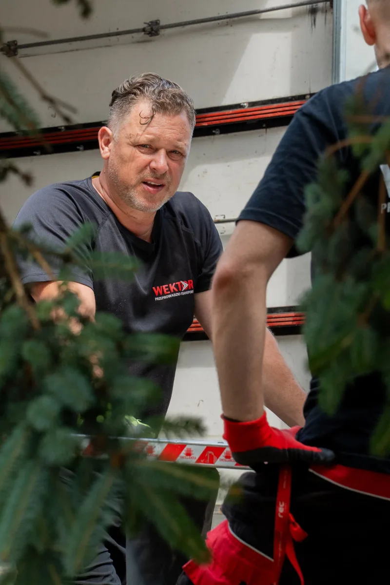 Grzegorz Mysiakowski podczas pracy przy załadunku auta Wektor